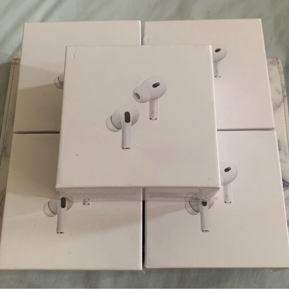 Apple AirPods Pro (2nd generation with MagSafe Charging case)